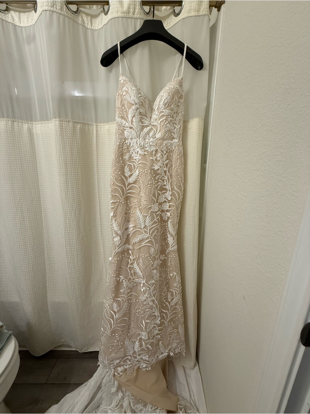 Avery Austin Celine Wedding Dress Size 6, 56" inseam, NWT, mermaid style, lace - Picture 5 of 10